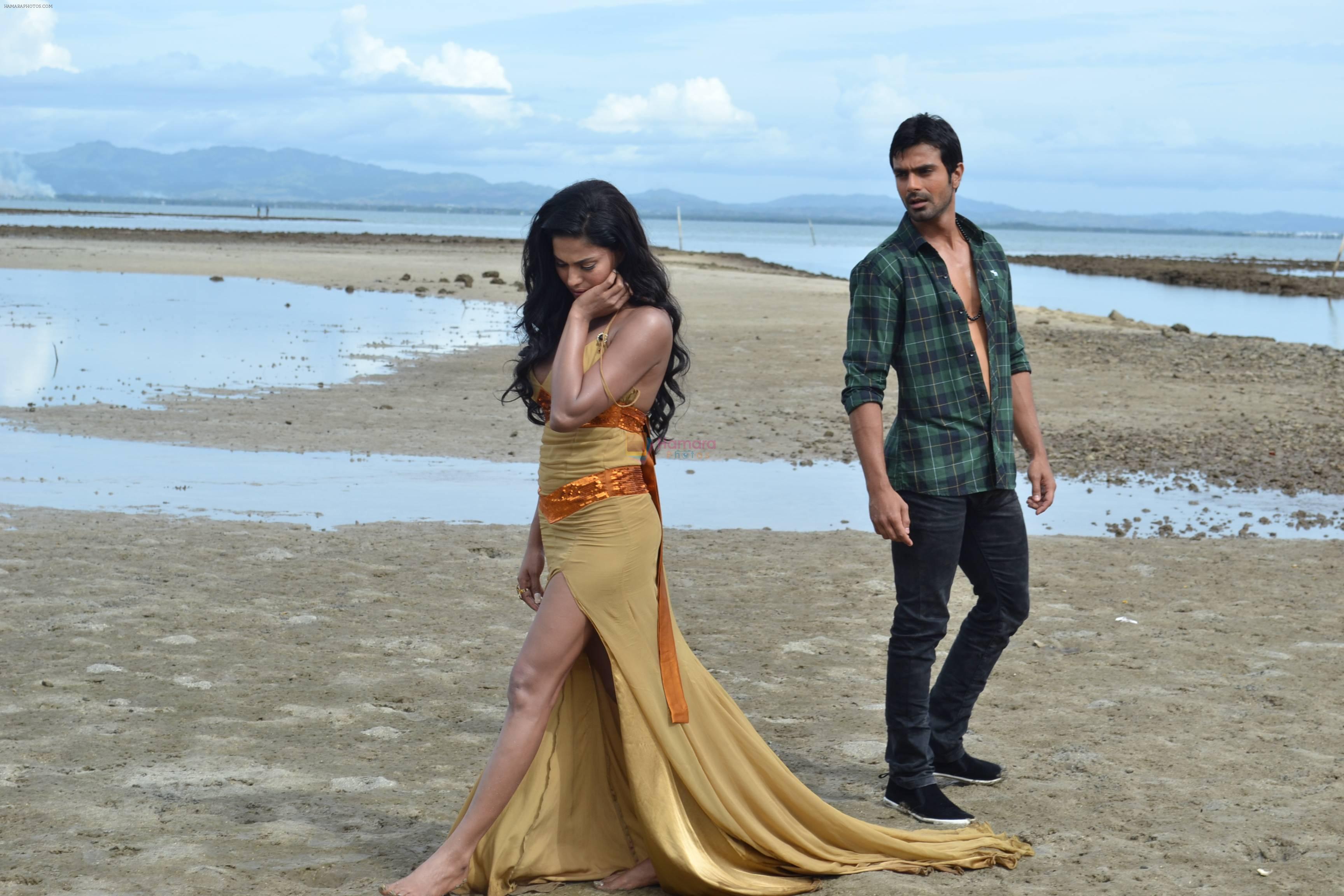 Veena Malik, Ashmit Patel peforming Tujhse Alag song in Super Model 