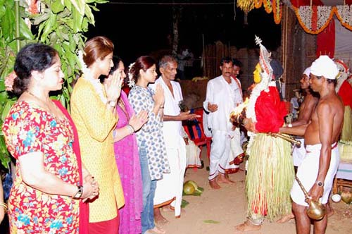 Shilpa, Shamitha Shetty Attend 'Bhoota Kola� 