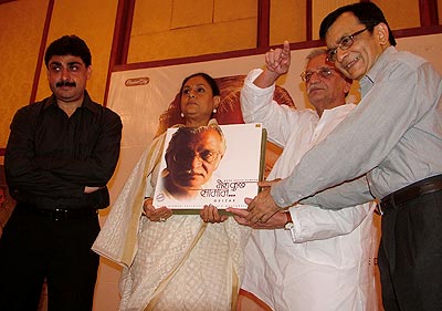 Jaya Bachchan and Gulzar at the launch of 'Mera Kuchh Samaan'