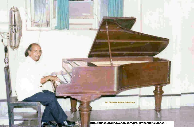 shanakr playing piano