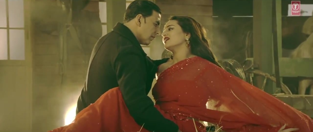 Akshay Kumar, Sonakshi Sinha in Har Kisi Ko song from movie Boss