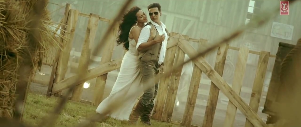 Akshay Kumar, Sonakshi Sinha in Har Kisi Ko song from movie Boss