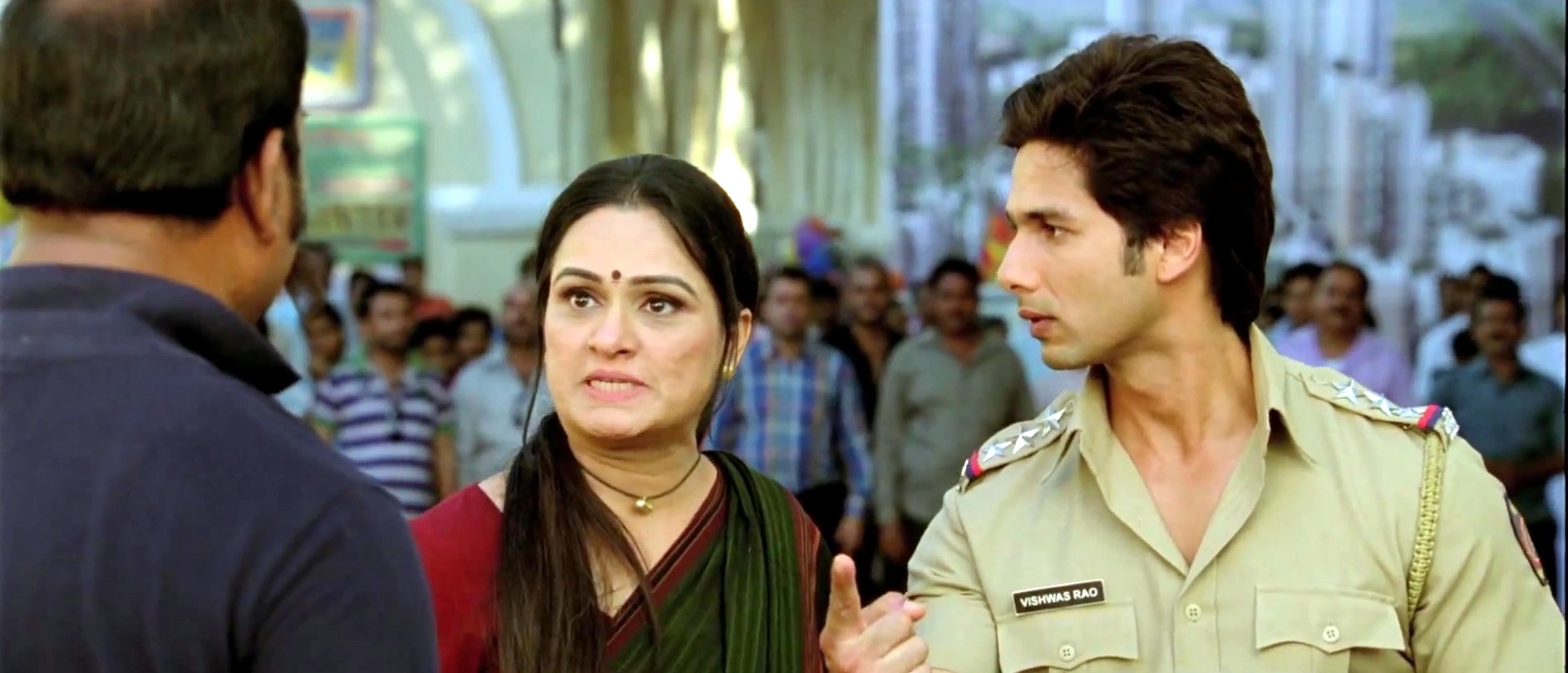 Padmini Kolhapure, Shahid Kapoor in still from the movie Phata Poster Nikhla Hero