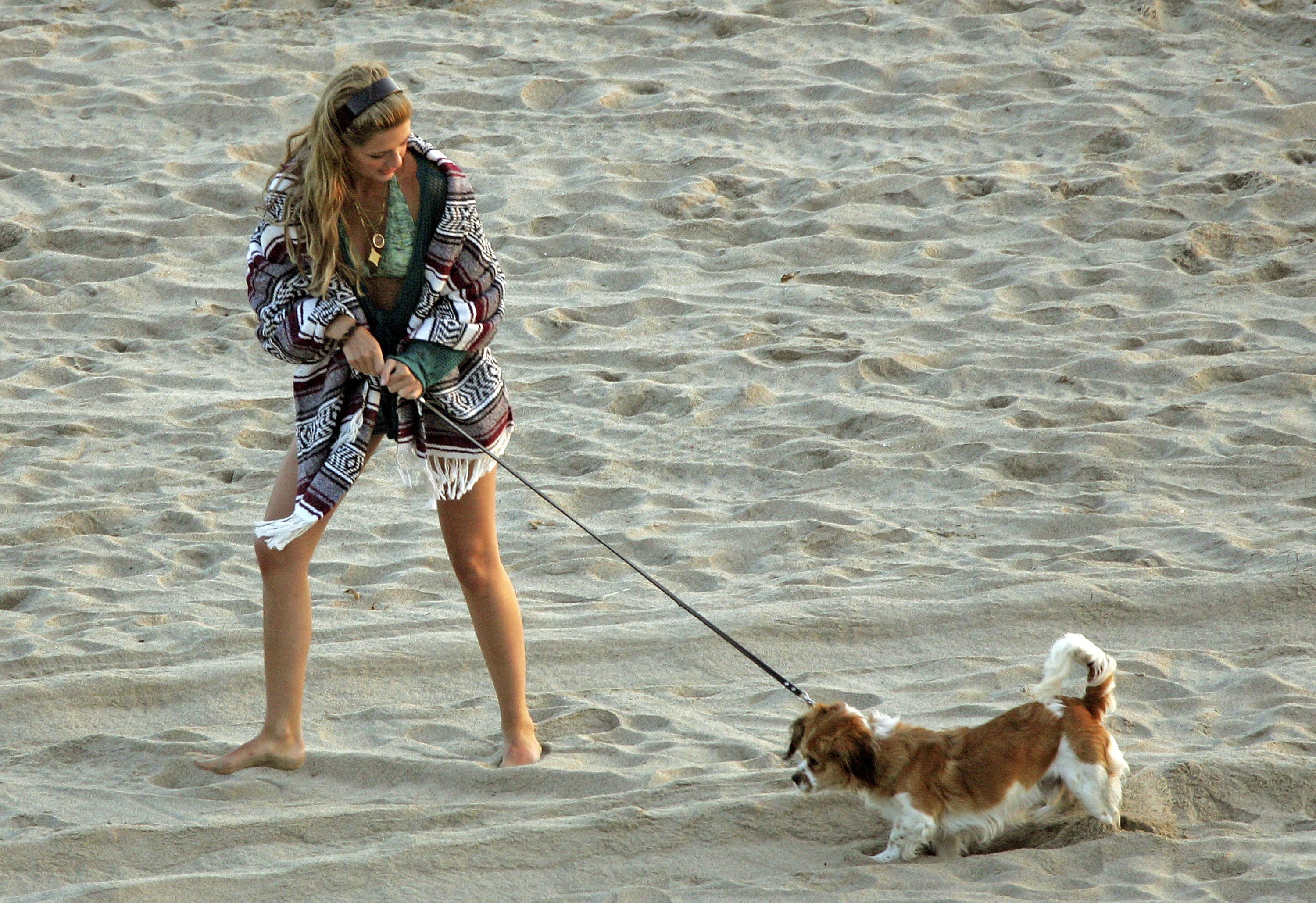 Mischa Barton in bikini - Behind The Scenes of The OC-1