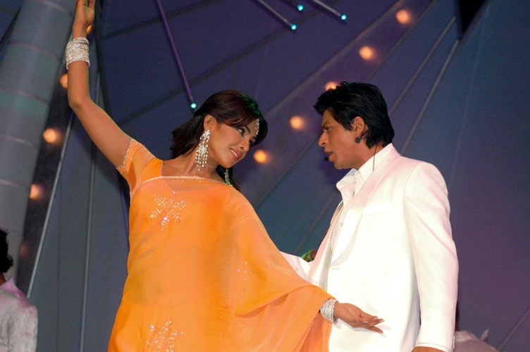 Priyanka performing with Srk at zee cine awards2006