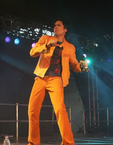 Shaan performing on Stage.