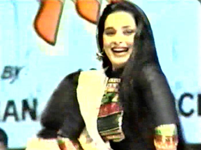 Neelam Kothari - Music '89 (Dubai Concert)