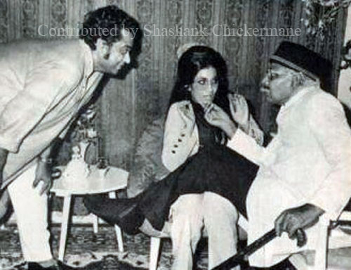 A scene from Badhti Ka Naam Daadhi - Kishore and Others