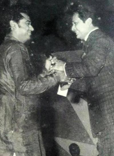 Kishore receiving award from Biswajeet