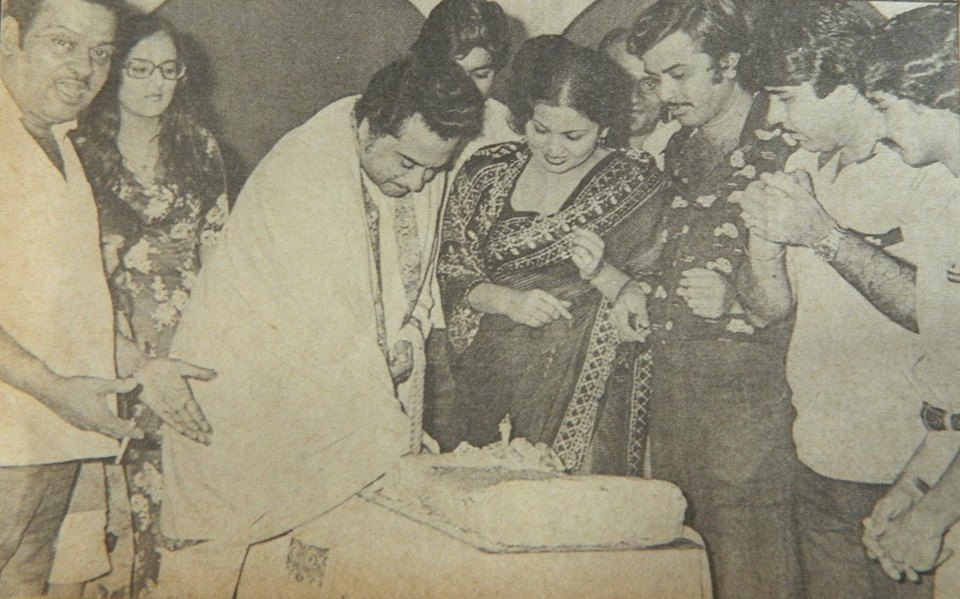 Kishoreda is cutting cake along with his family & friends