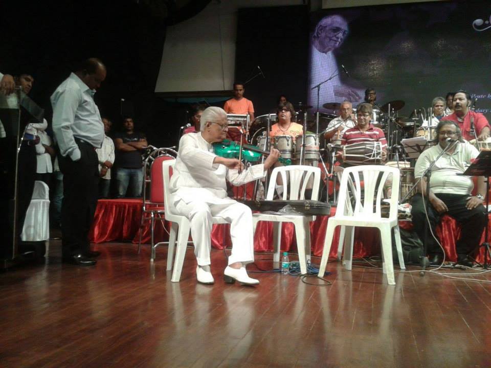 Pyarelal playing violin in the concert