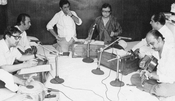 RD Burman with Anand Bakshi discussing with their musicians