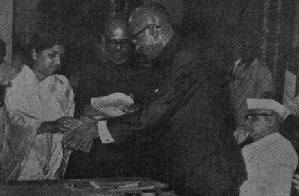 Lata Mangeshkar receiving award