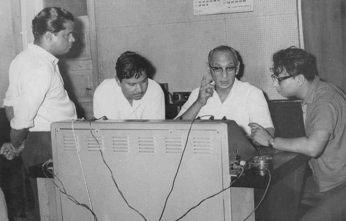 RD Burman discussing with recordist & others in the recording studio