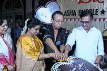 RD Burman with Gulzar & Asha Bhosale cutting a cake in the function