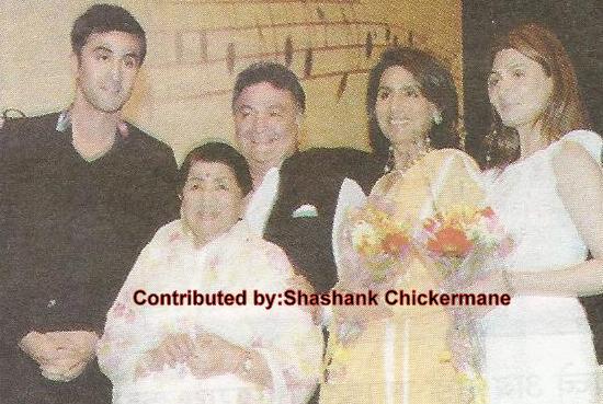 Lata Mangeshkar with Rishi Kapoor's family in a function