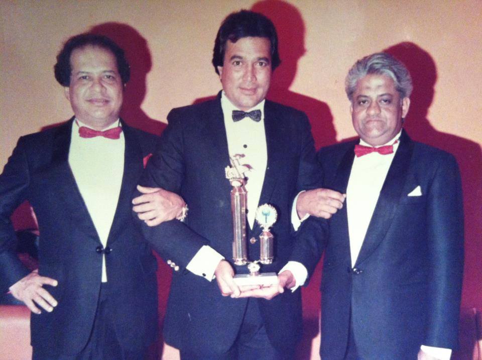 Laxmikant Pyarelal with Rajesh Khanna recieved award