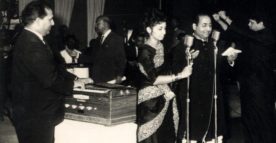 Rafi singing with Sharda in a concert