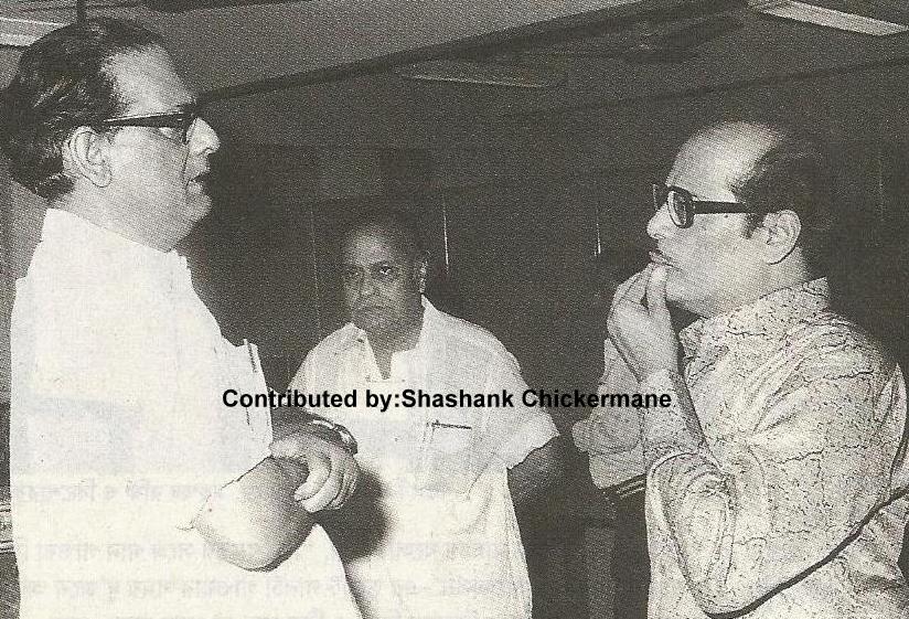 Hemantda discussing with Mannadey in the recording studio
