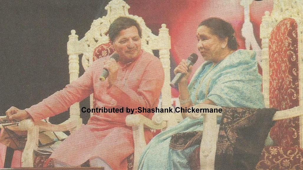 Asha Bhosale with Sudhir Gadgil in a stage show