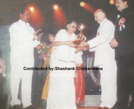Suman Kalyanpur received award from Sushilkumar Shinde & others in the function