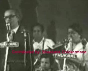 Mukesh with Lata singing duet in a concert