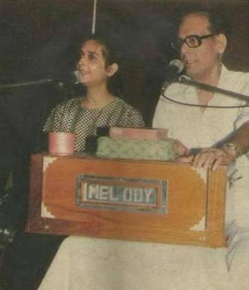 Hemantda with her daughter Ranu Mukherjee singing a song in a concert