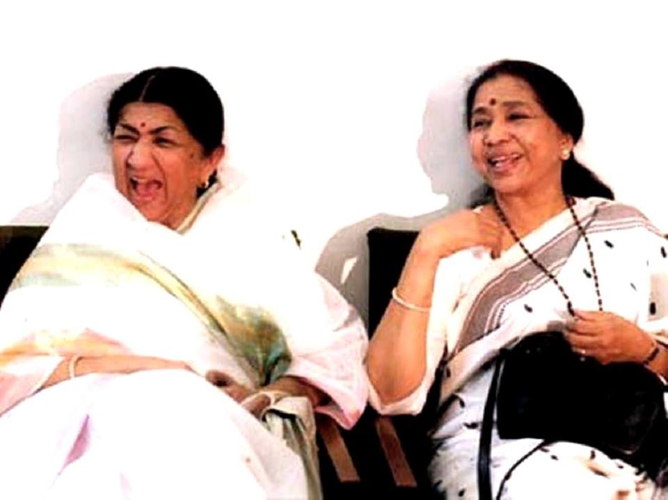 Lata & Asha sharing a joke