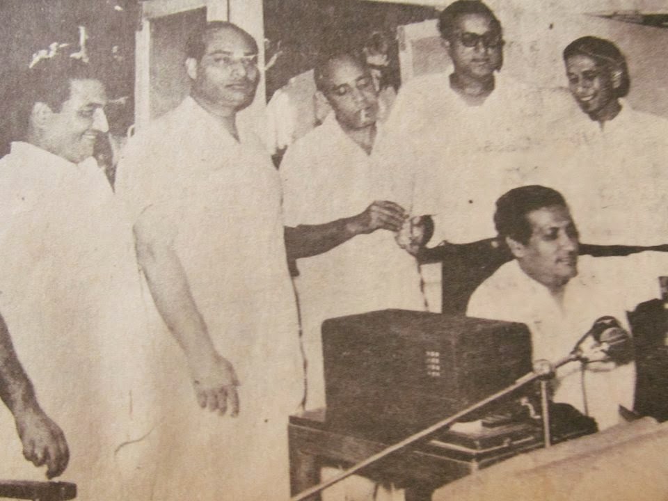 Mohdrafi with Rajendra Krishnan, Sheshadhar Mukherjee & others in the recording studio