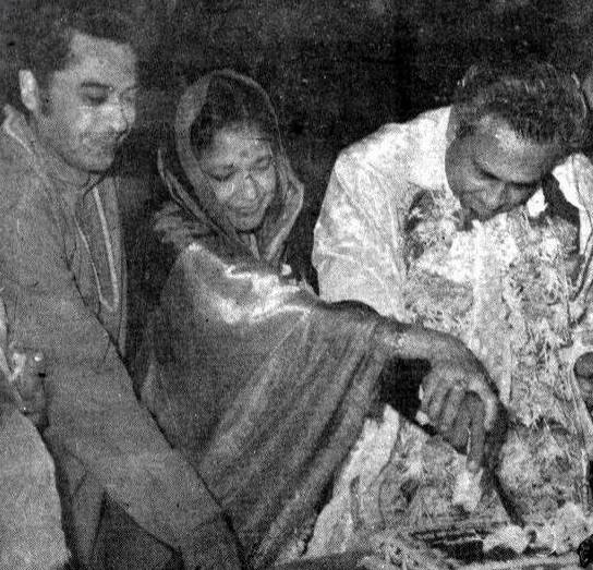 Ashok Kumar with his wife cutting cake with Kishoreda is enjoying the family party