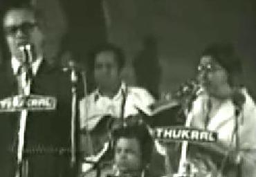 Mukesh singing duet with lata in a concert