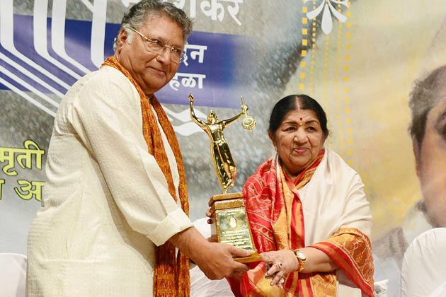 Lata received award from Vikram Gokhale