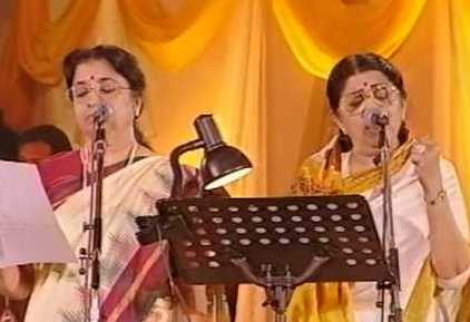 Lata & Usha Mangeshkar singing duet song in the concert