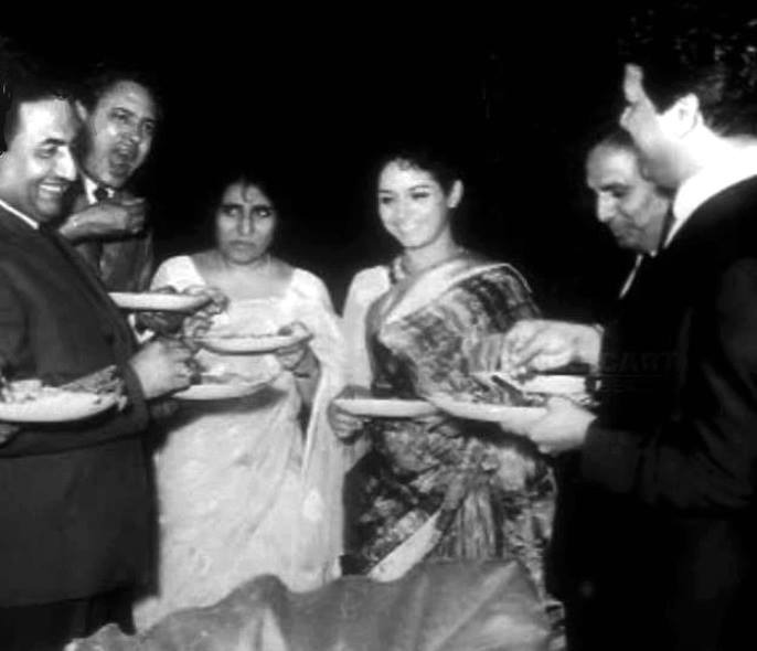 Mohdrafi having dinner party with Shankar Jaikishan, Hasrat Jaipuri & others