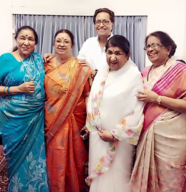 Lata with her sisters/brother Asha, Usha, Meena and Hridyanath Mangeshkar