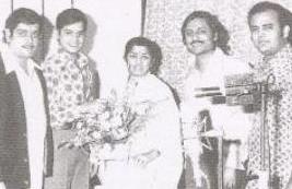 Lata with Sachin, Anil Mohile, Arun Paudwal & others in the recording studio