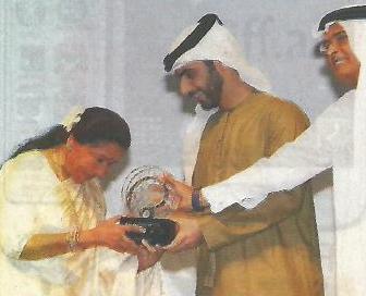 Asha Bhosale received award in Dubai