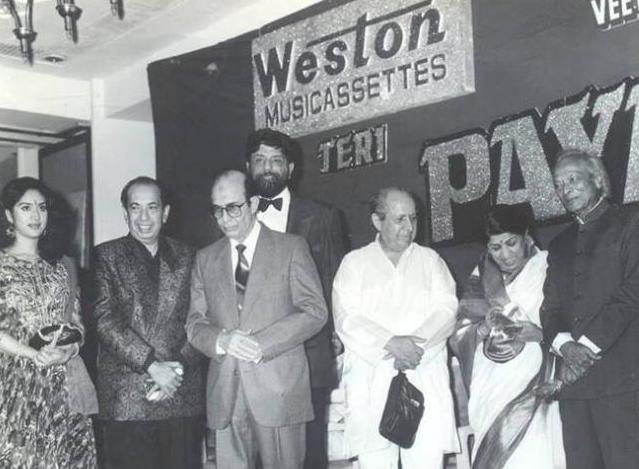 Talat Mohd with Lata, Mahendra Kapoor, Naushad, Meenakshi Sheshadri & others