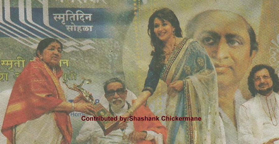 Bal Thackrey received award from Lata & Madhuri Dixit in the function
