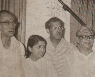 SD Burman with Lata, Hrishikesh Mukherjee & Majrooh Sultanpuri in the recording studio