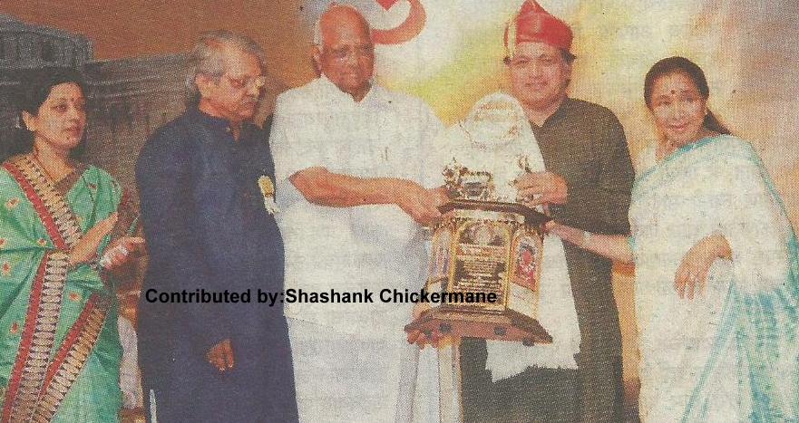Sudhir Gadgil received award from Asha Bhosale, Sharad Pawar & others