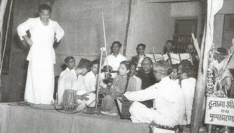 Sulochana Chavan sings a Lavni in a stage show with Vasant Desai