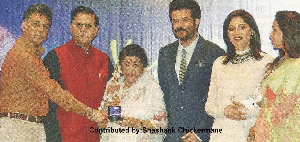 Lata received award from Minister N Tiwari with Anil Kapoor, Simi Garewal & Hema Malini