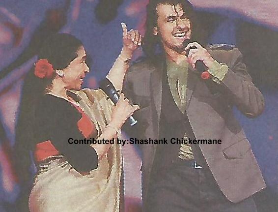 Asha with Sonu Nigam singing in a concert