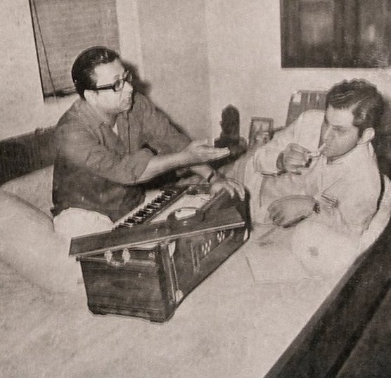 RD Burman discussing with Anand Bakshi