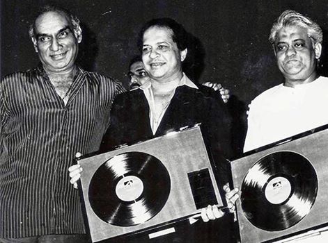 Laxmikant Pyarelal received Filmfare Award from Yash Chopra