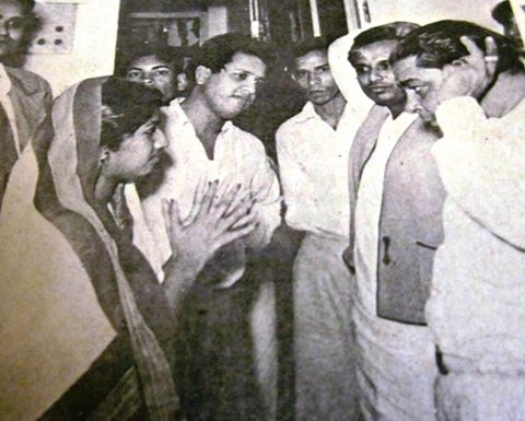 Lata discussing with Gope, Jaikishan, Anilda & others