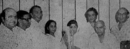 Kishoreda with Lata, Khayyam, Sahir, Yash Chopra & others in the recording studio
