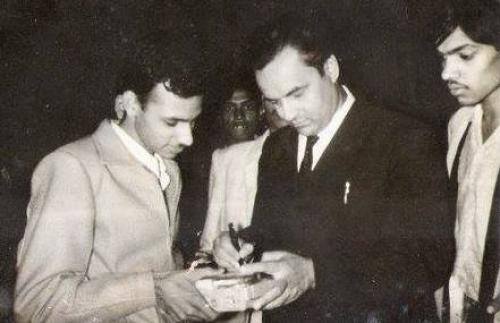 Mukesh gives autograph to his fan