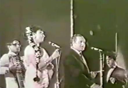 Mukesh singing with Sharda alongwith Jaikishan in the concert